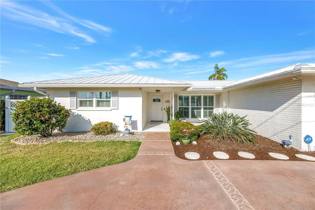 For Sale: $1,430,000 (3 beds, 2 baths, 1984 Square Feet)