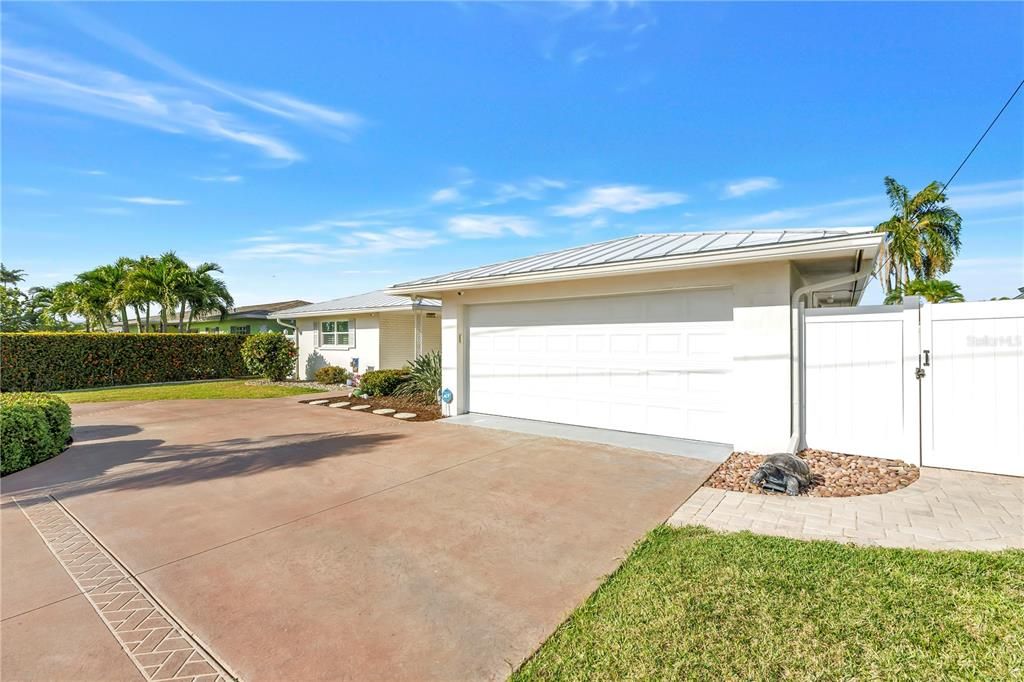 For Sale: $1,430,000 (3 beds, 2 baths, 1984 Square Feet)