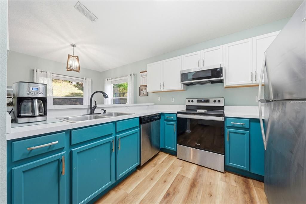 Activo con contrato: $338,000 (3 camas, 2 baños, 1327 Pies cuadrados)