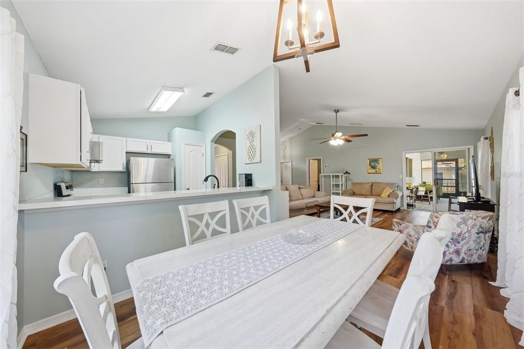 Activo con contrato: $338,000 (3 camas, 2 baños, 1327 Pies cuadrados)