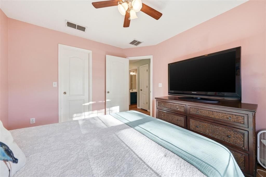 Activo con contrato: $338,000 (3 camas, 2 baños, 1327 Pies cuadrados)