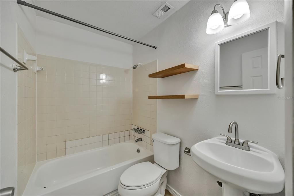 Activo con contrato: $384,000 (4 camas, 0 baños, 1944 Pies cuadrados)