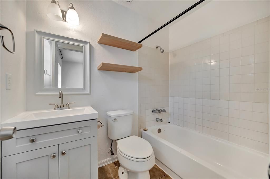 Activo con contrato: $384,000 (4 camas, 0 baños, 1944 Pies cuadrados)