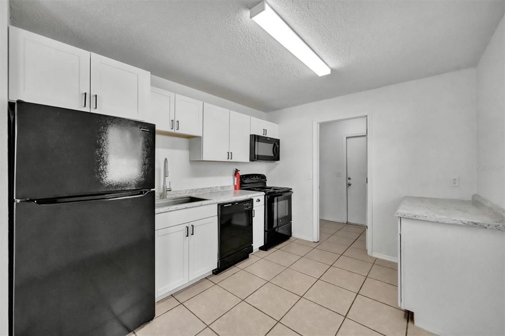 Activo con contrato: $384,000 (4 camas, 0 baños, 1944 Pies cuadrados)