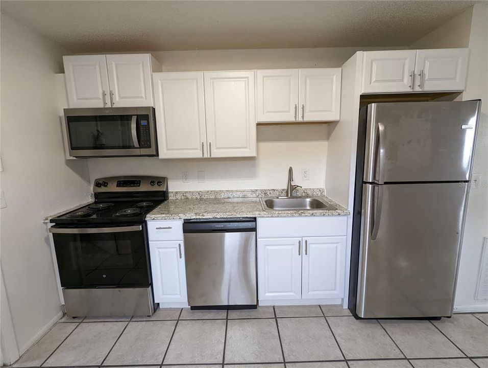 Activo con contrato: $384,000 (4 camas, 0 baños, 1944 Pies cuadrados)