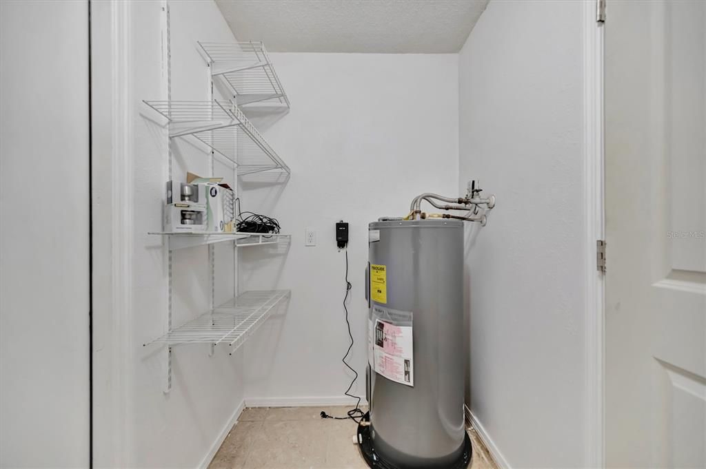 Activo con contrato: $384,000 (4 camas, 0 baños, 1944 Pies cuadrados)