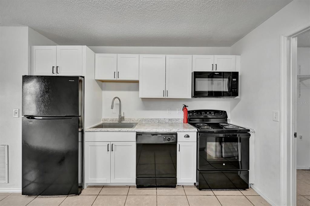 Activo con contrato: $384,000 (4 camas, 0 baños, 1944 Pies cuadrados)