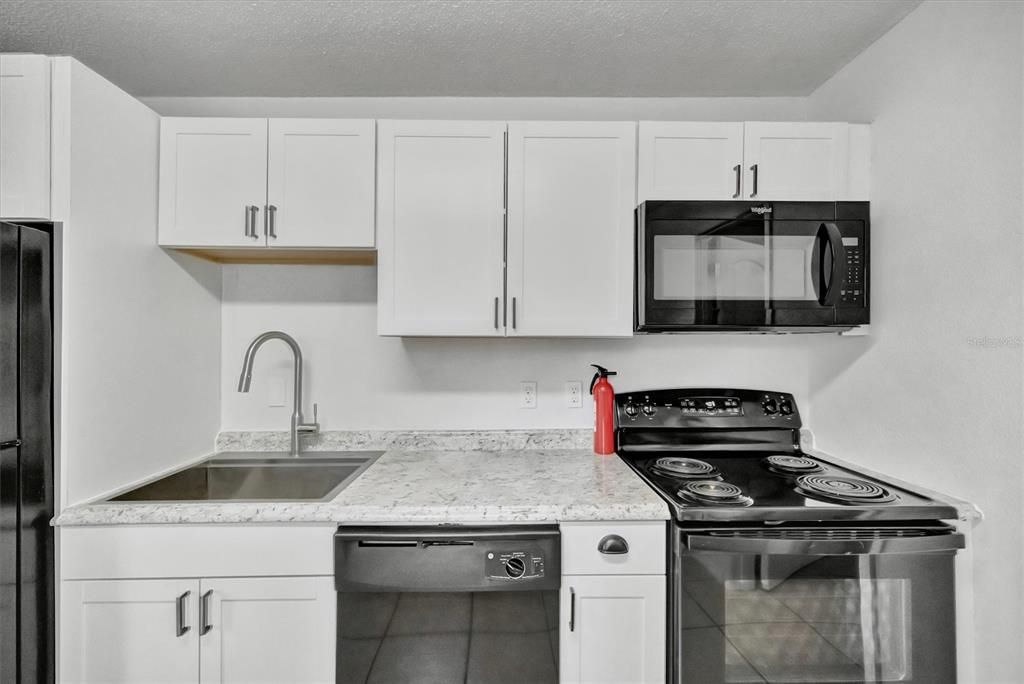 Activo con contrato: $384,000 (4 camas, 0 baños, 1944 Pies cuadrados)