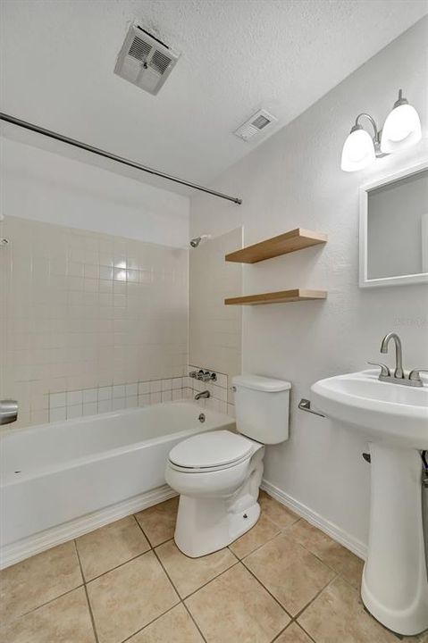 Activo con contrato: $384,000 (4 camas, 0 baños, 1944 Pies cuadrados)