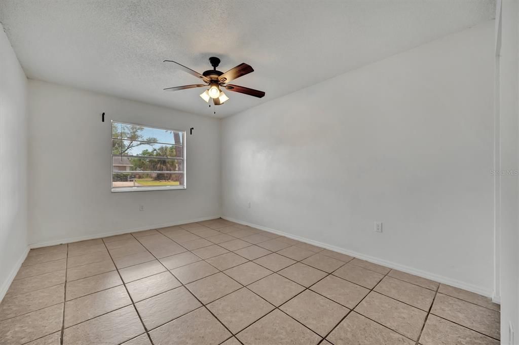 Activo con contrato: $384,000 (4 camas, 0 baños, 1944 Pies cuadrados)