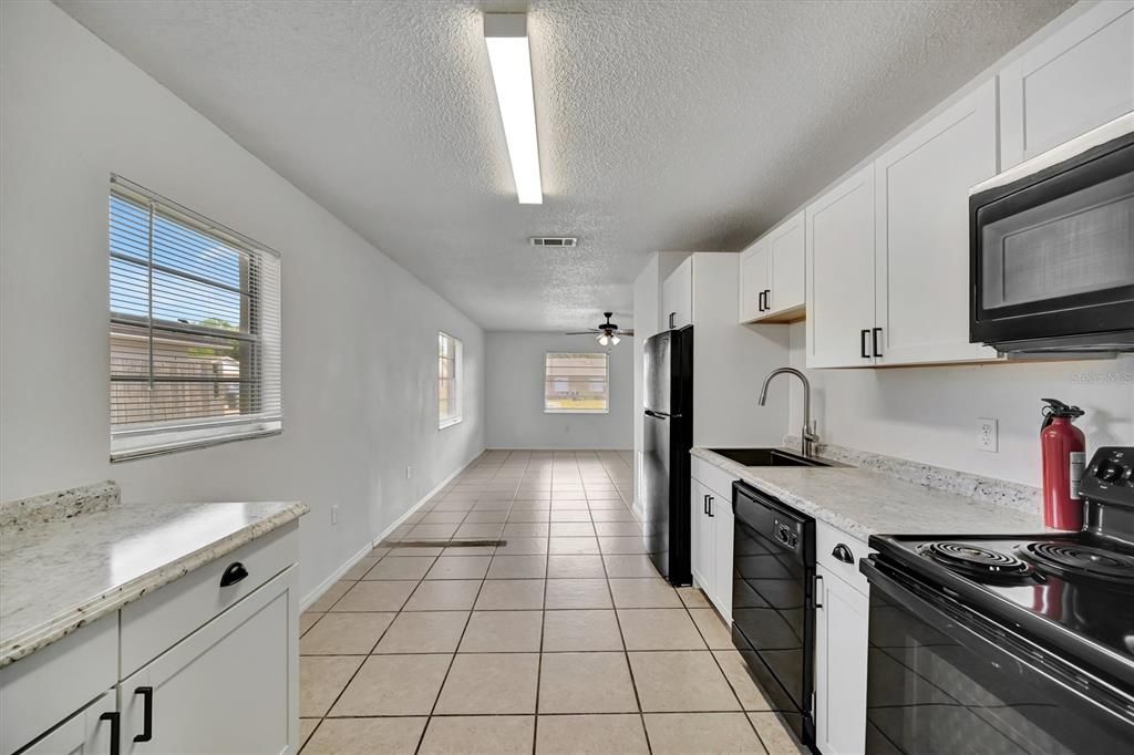 Activo con contrato: $384,000 (4 camas, 0 baños, 1944 Pies cuadrados)