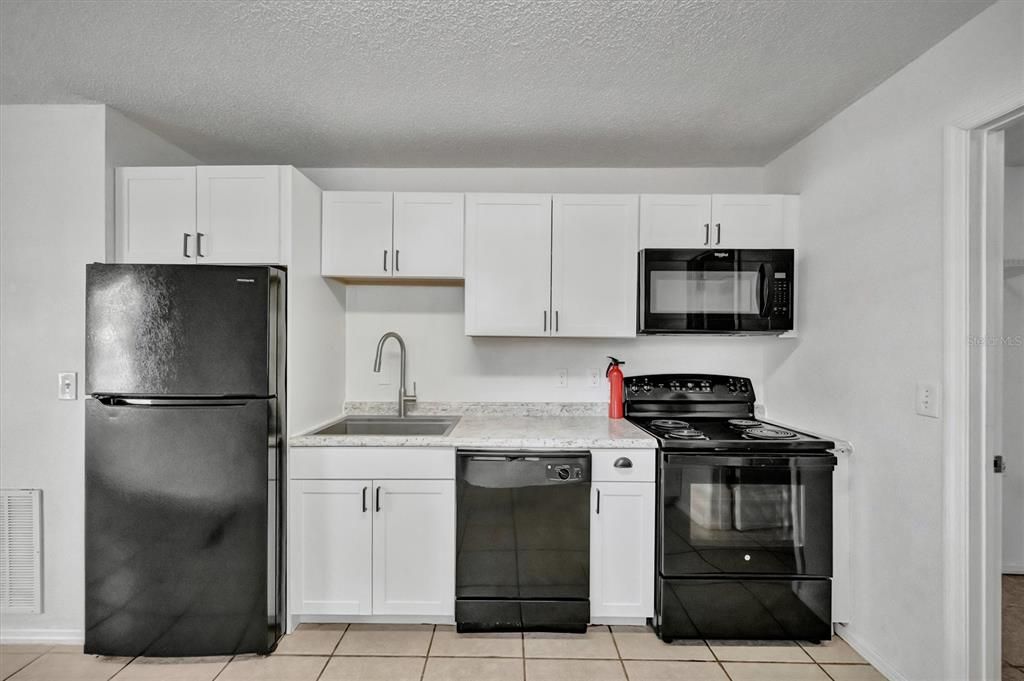 Activo con contrato: $384,000 (4 camas, 0 baños, 1944 Pies cuadrados)