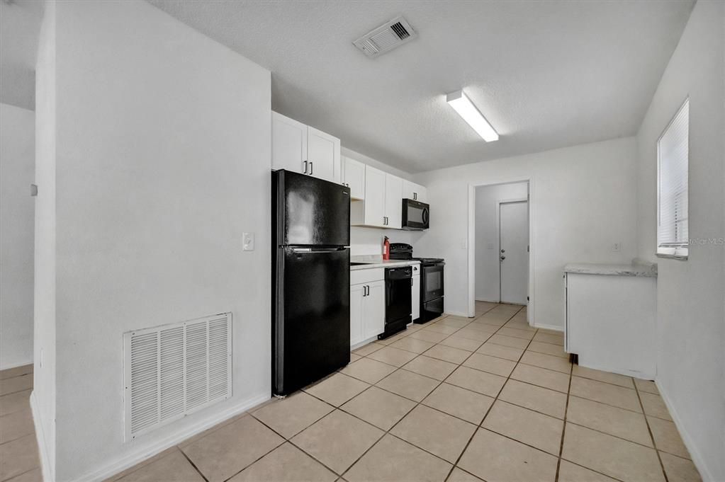 Activo con contrato: $384,000 (4 camas, 0 baños, 1944 Pies cuadrados)
