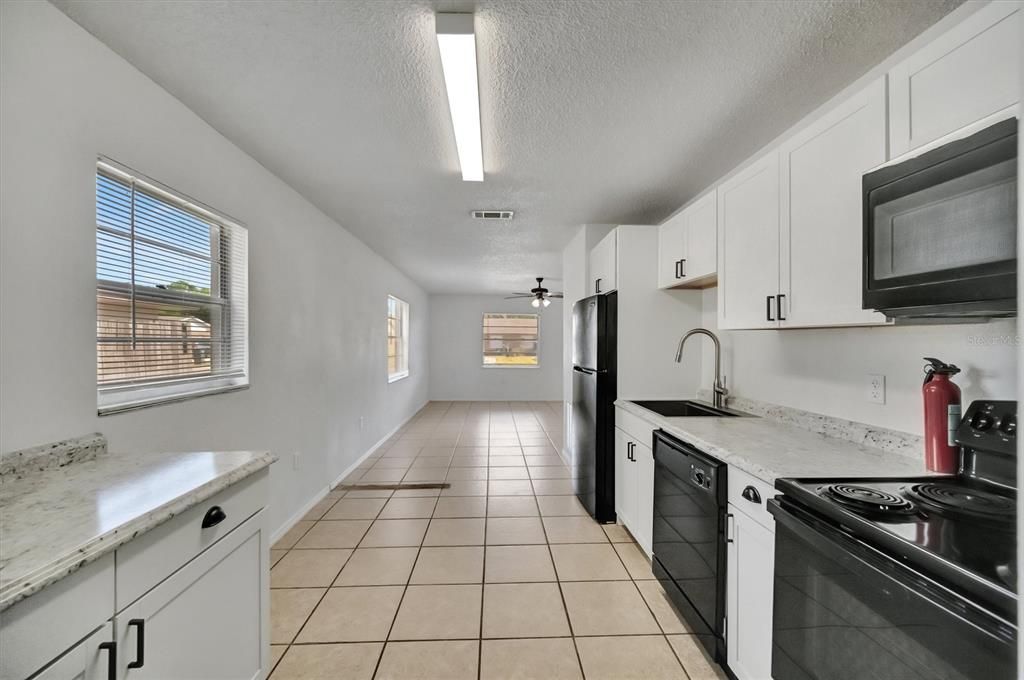 Activo con contrato: $384,000 (4 camas, 0 baños, 1944 Pies cuadrados)