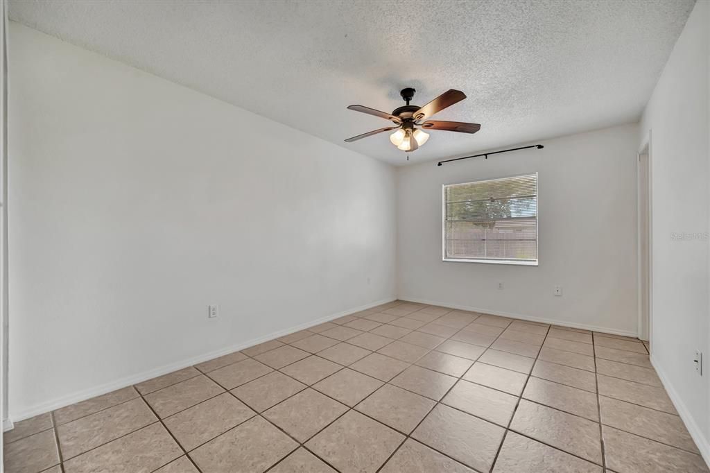 Activo con contrato: $384,000 (4 camas, 0 baños, 1944 Pies cuadrados)