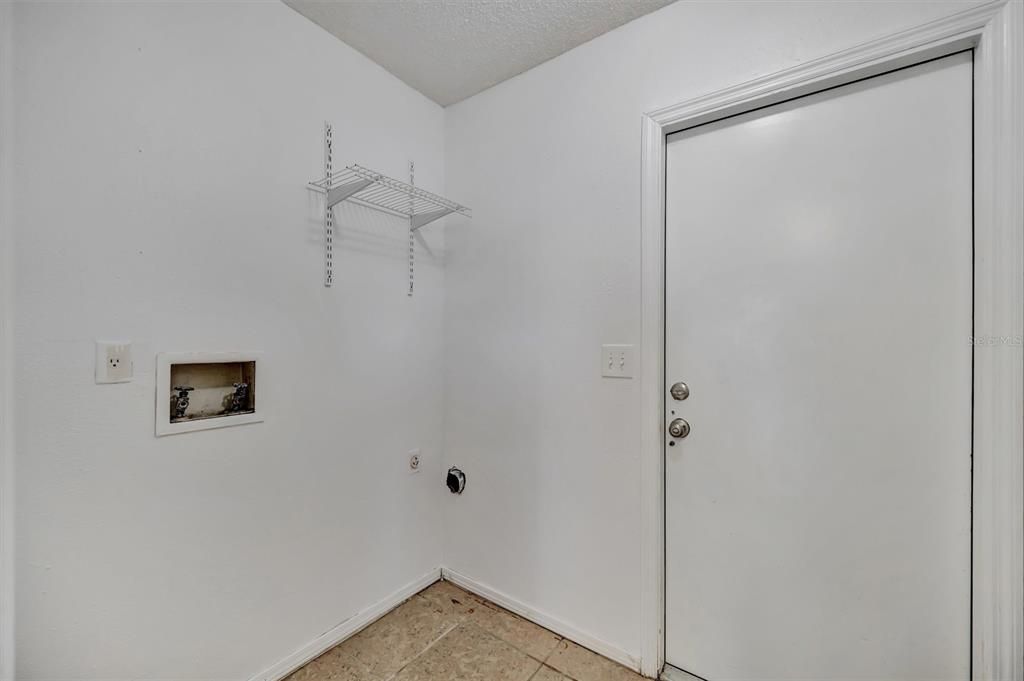 Activo con contrato: $384,000 (4 camas, 0 baños, 1944 Pies cuadrados)