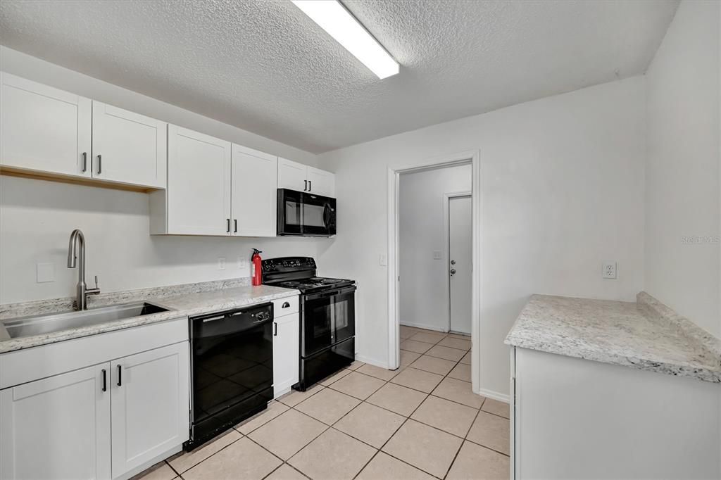 Activo con contrato: $384,000 (4 camas, 0 baños, 1944 Pies cuadrados)