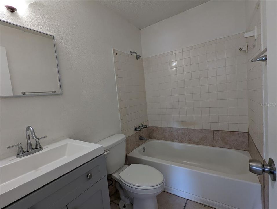 Activo con contrato: $384,000 (4 camas, 0 baños, 1944 Pies cuadrados)