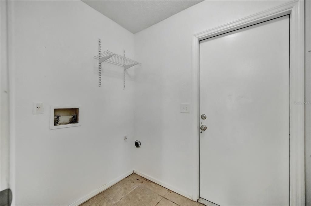 Activo con contrato: $384,000 (4 camas, 0 baños, 1944 Pies cuadrados)