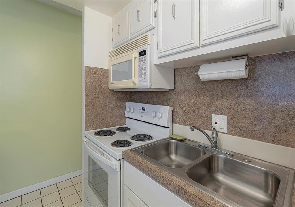 For Sale: $299,000 (1 beds, 1 baths, 480 Square Feet)