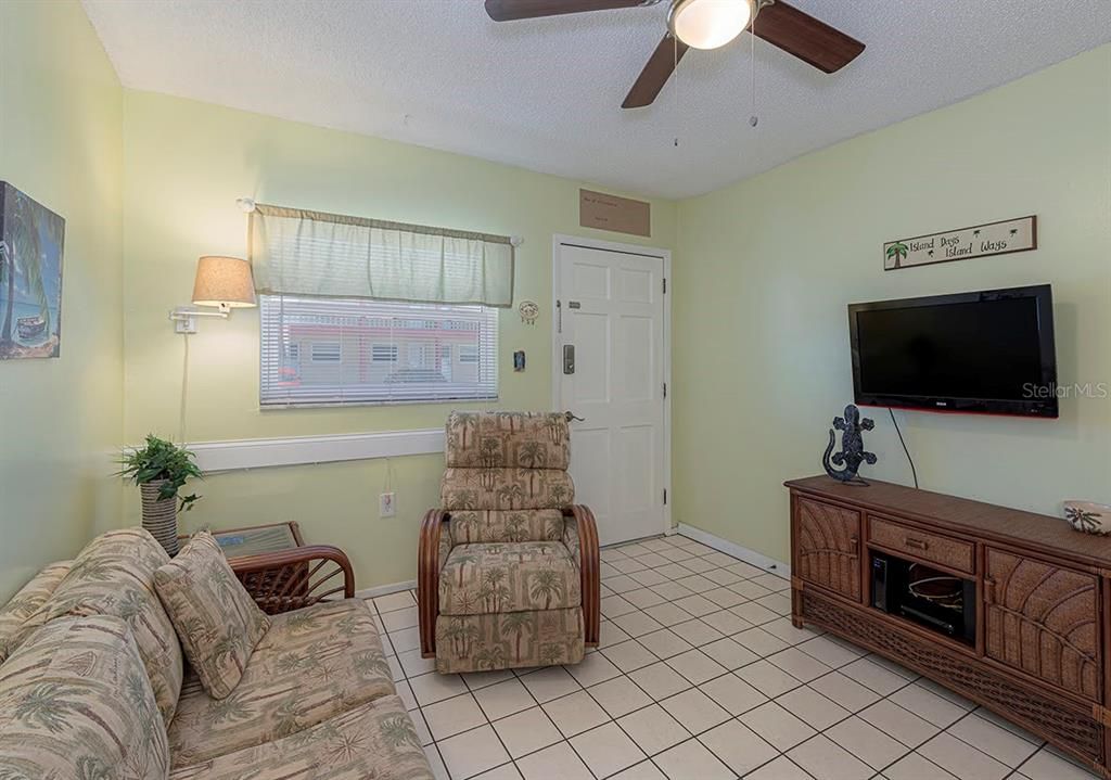 For Sale: $299,000 (1 beds, 1 baths, 480 Square Feet)