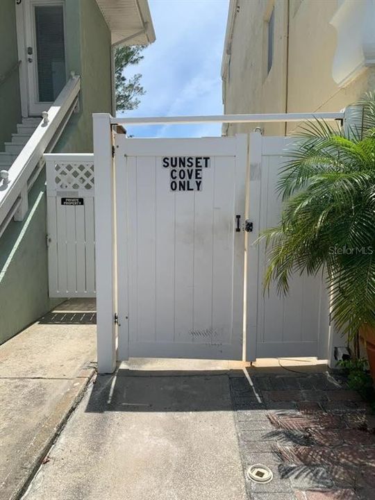 For Sale: $299,000 (1 beds, 1 baths, 480 Square Feet)