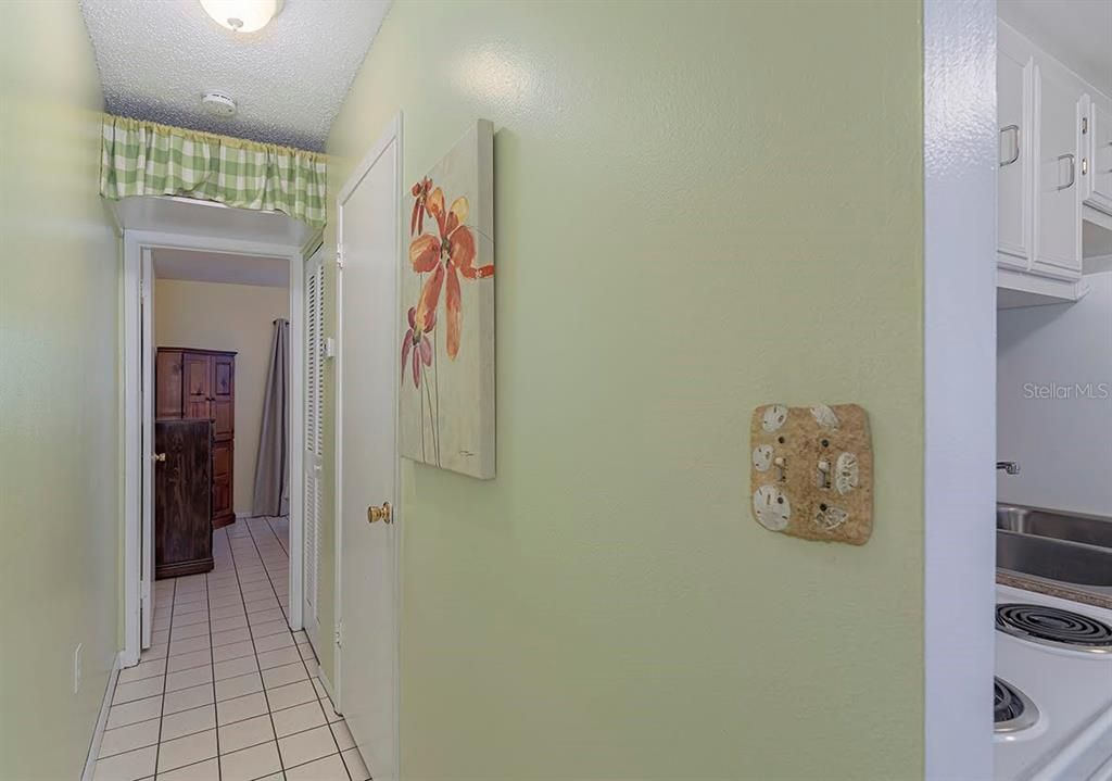 For Sale: $299,000 (1 beds, 1 baths, 480 Square Feet)