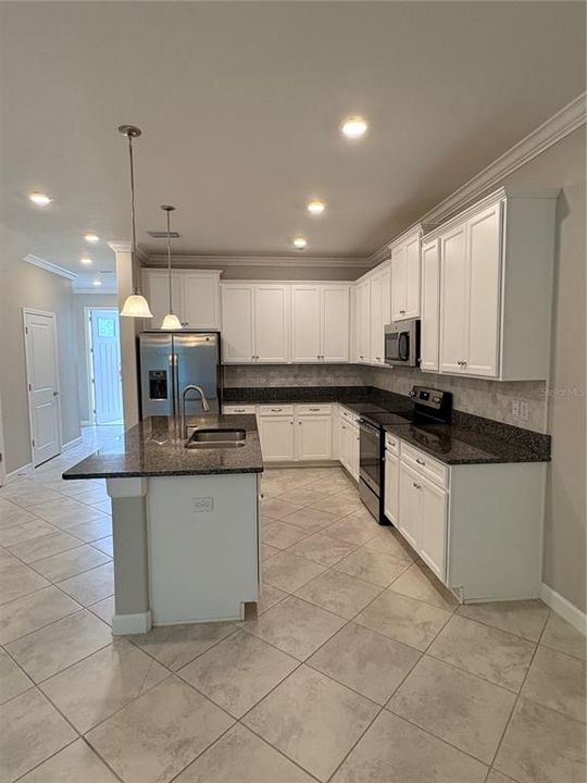 For Rent: $2,500 (3 beds, 2 baths, 1816 Square Feet)
