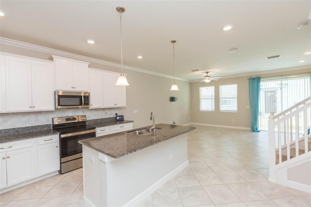 For Rent: $2,500 (3 beds, 2 baths, 1816 Square Feet)