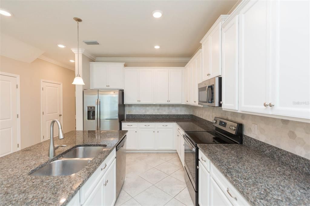 For Rent: $2,500 (3 beds, 2 baths, 1816 Square Feet)