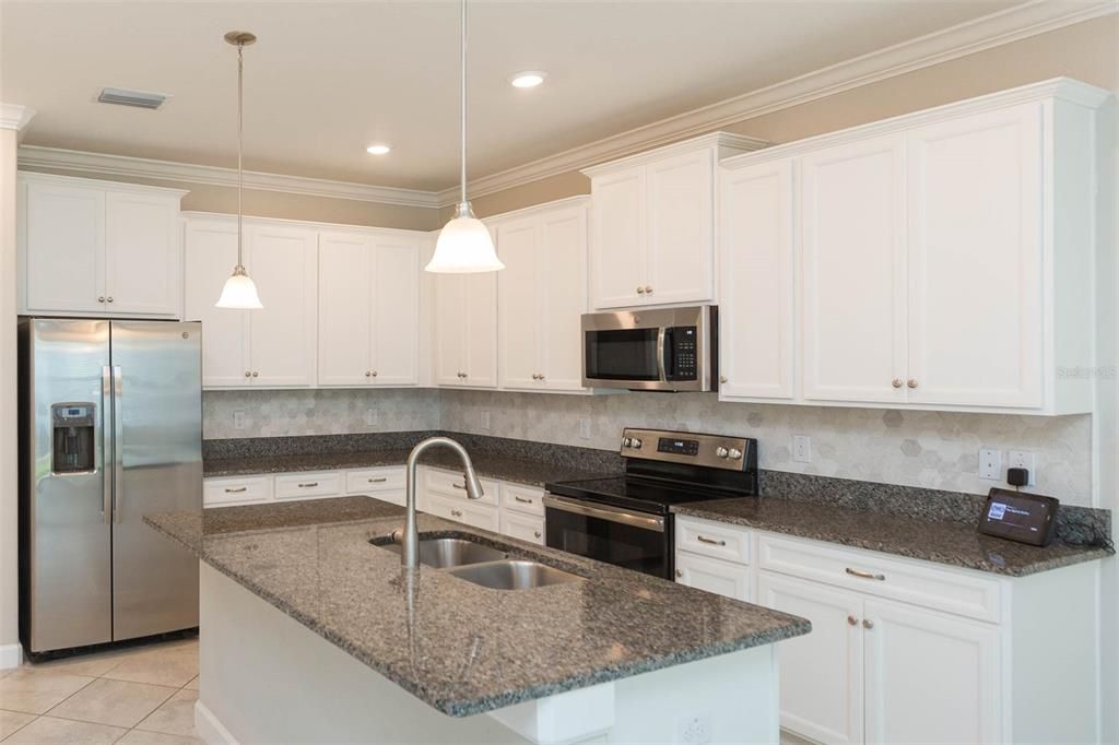 For Rent: $2,500 (3 beds, 2 baths, 1816 Square Feet)