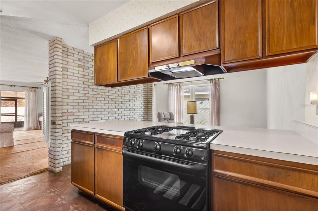Activo con contrato: $350,000 (4 camas, 2 baños, 1662 Pies cuadrados)