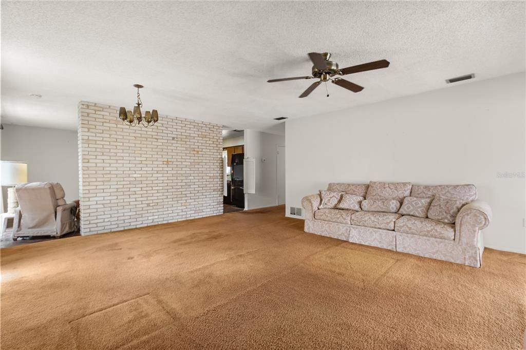 Activo con contrato: $350,000 (4 camas, 2 baños, 1662 Pies cuadrados)