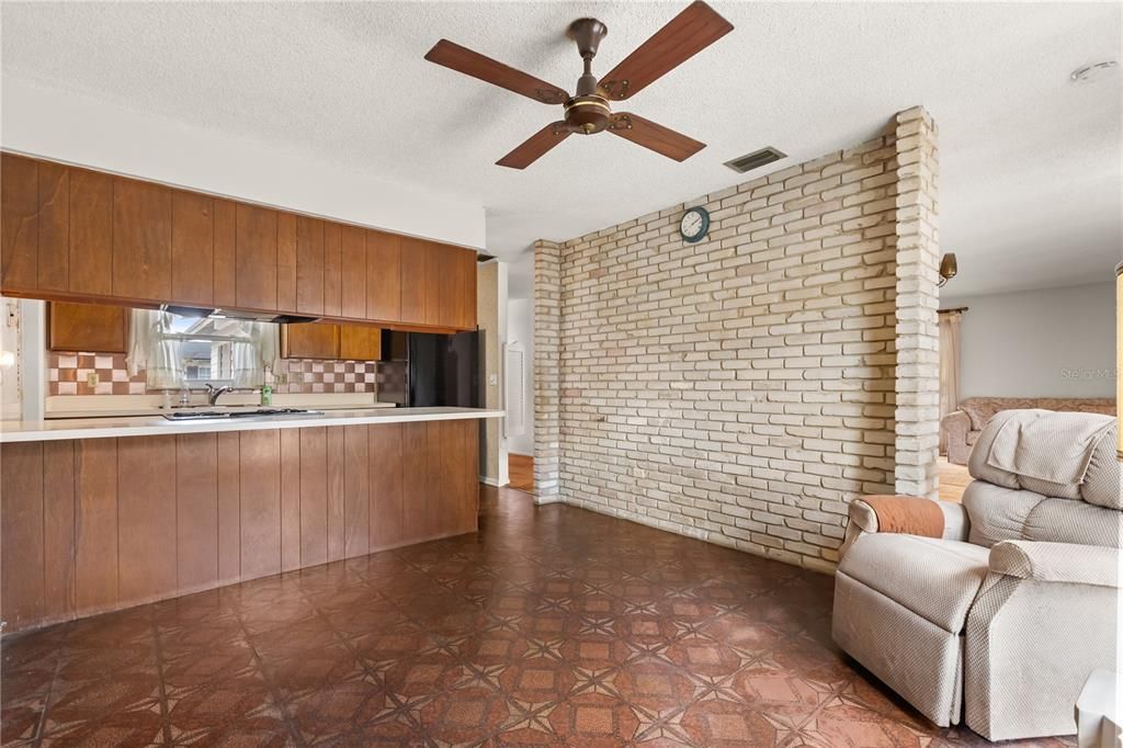Activo con contrato: $350,000 (4 camas, 2 baños, 1662 Pies cuadrados)