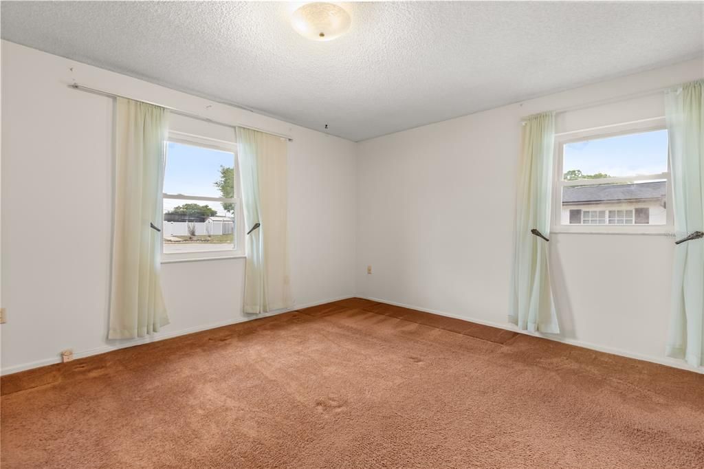 Activo con contrato: $350,000 (4 camas, 2 baños, 1662 Pies cuadrados)