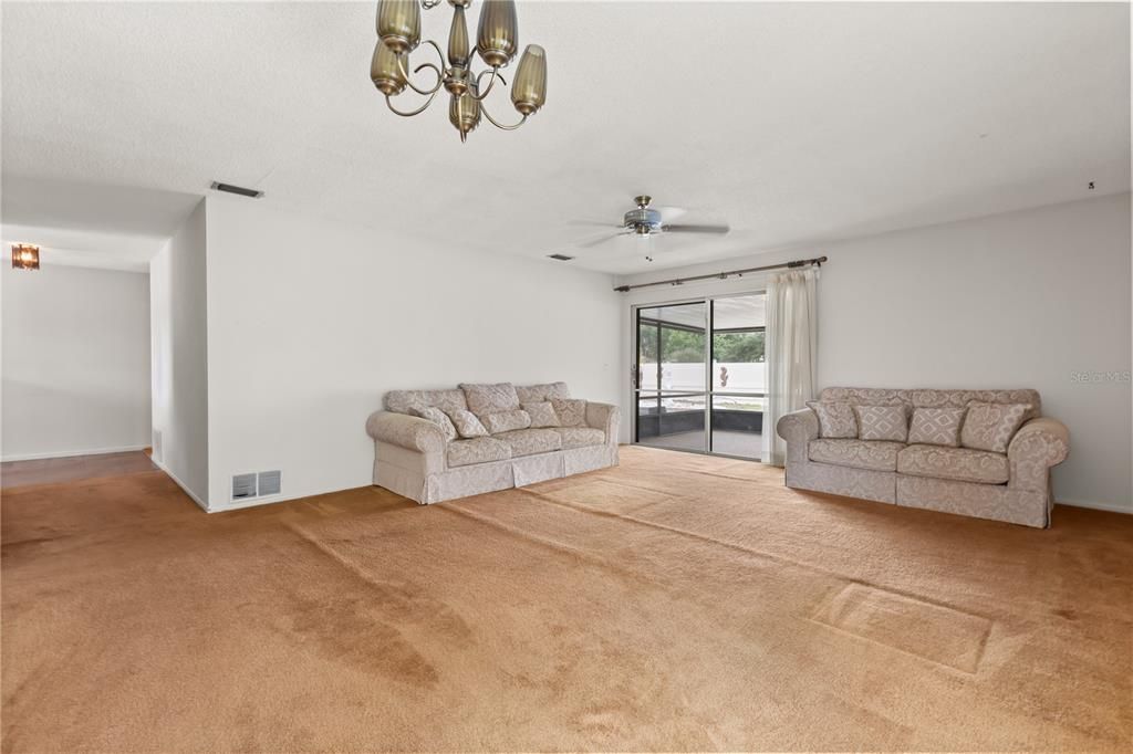 Activo con contrato: $350,000 (4 camas, 2 baños, 1662 Pies cuadrados)