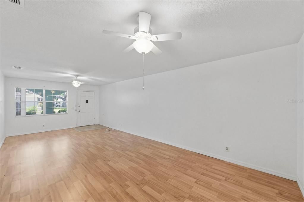 For Sale: $114,999 (2 beds, 1 baths, 1180 Square Feet)