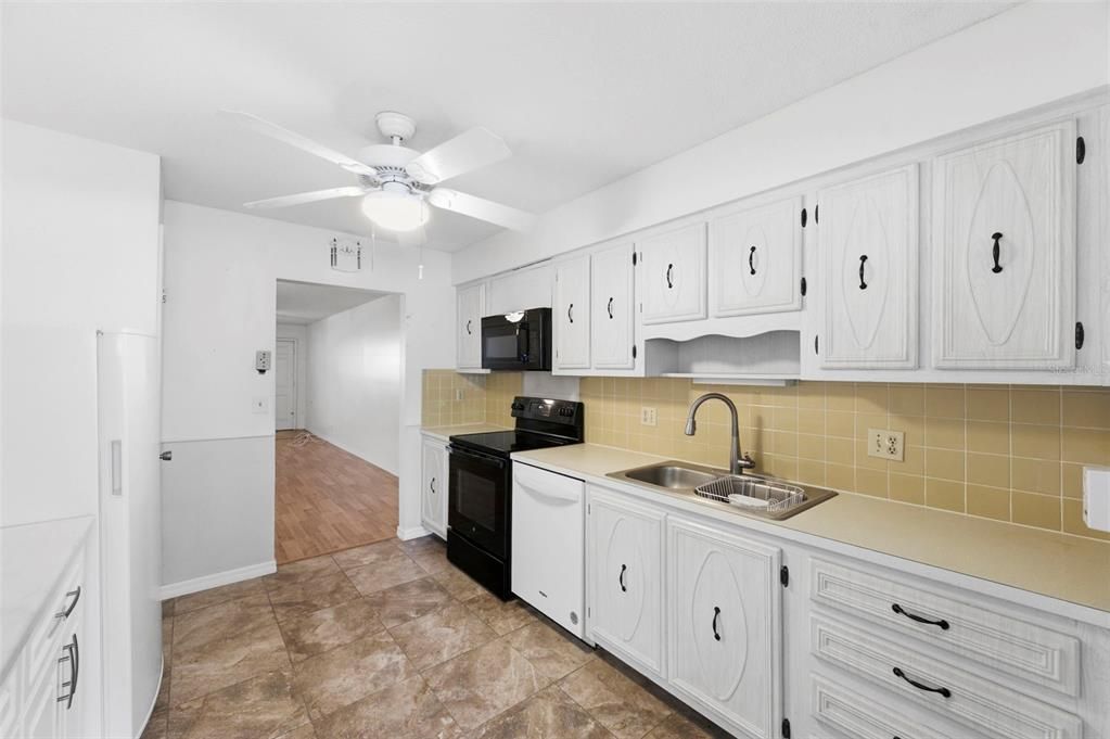 For Sale: $114,999 (2 beds, 1 baths, 1180 Square Feet)