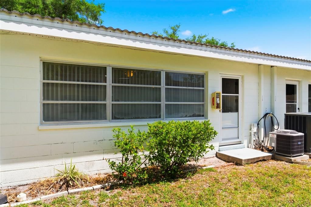 For Sale: $114,999 (2 beds, 1 baths, 1180 Square Feet)