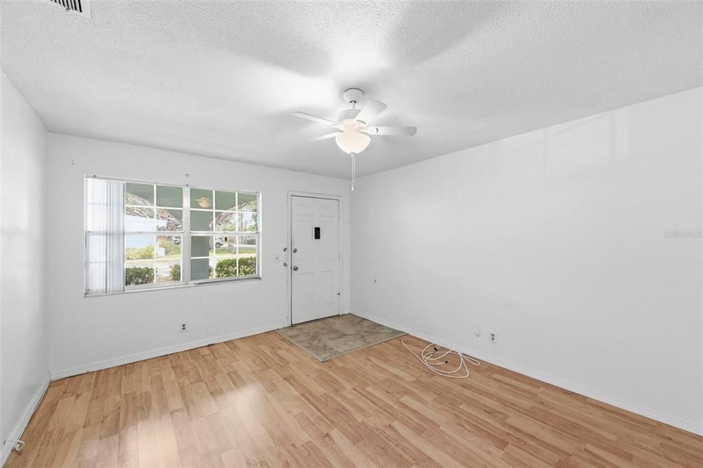 For Sale: $114,999 (2 beds, 1 baths, 1180 Square Feet)