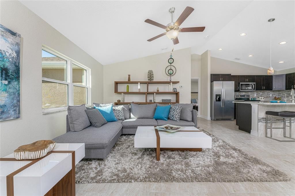 Под контрактом: $350,000 (3 спален, 2 ванн, 1670 Квадратных фут)