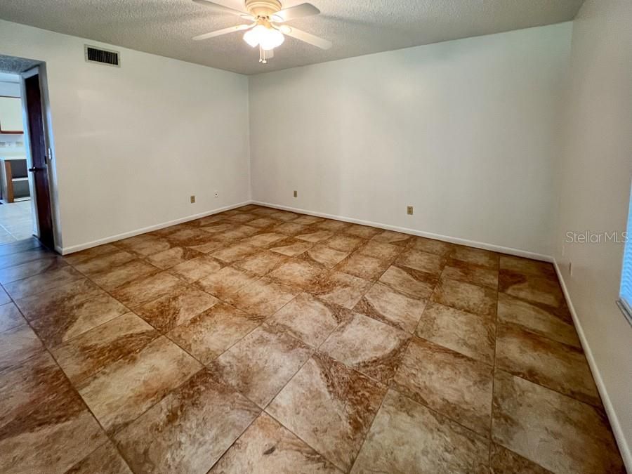For Rent: $1,300 (2 beds, 1 baths, 900 Square Feet)