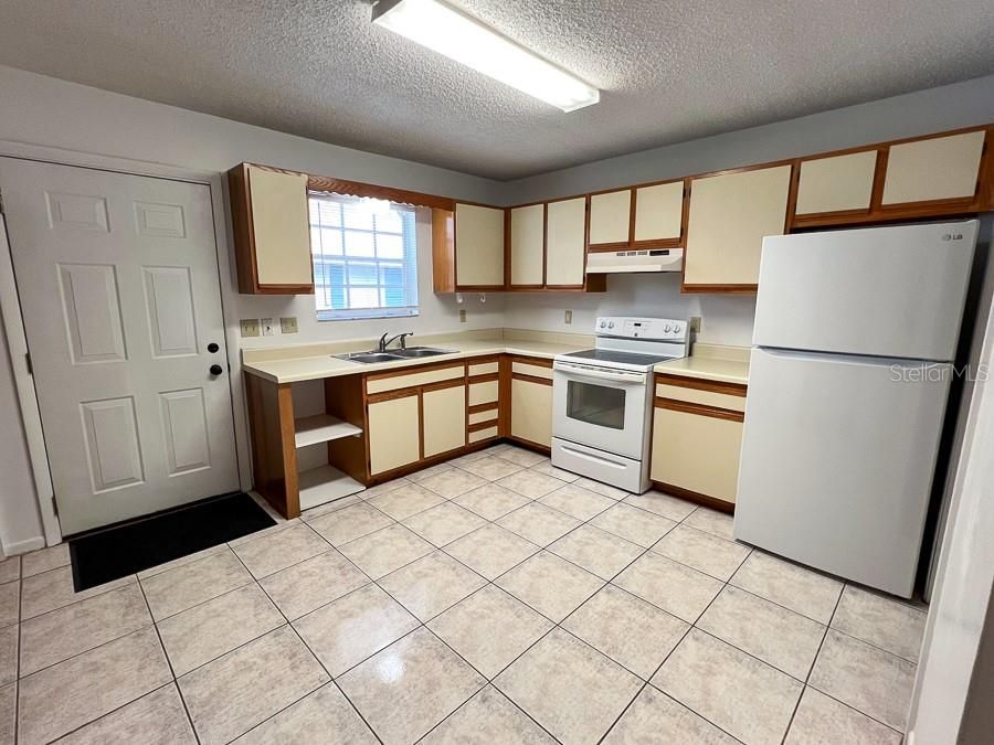 For Rent: $1,300 (2 beds, 1 baths, 900 Square Feet)