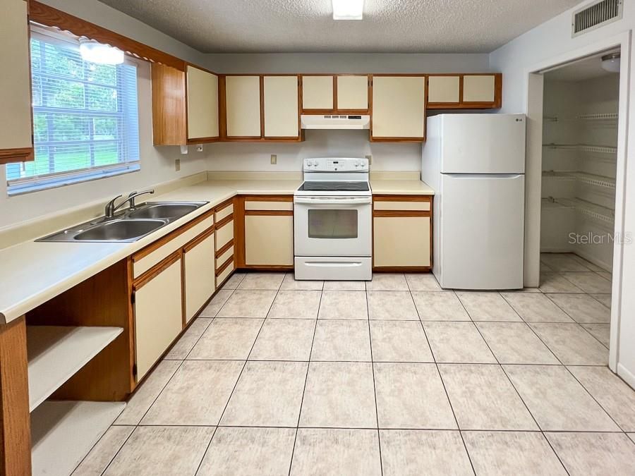 For Rent: $1,300 (2 beds, 1 baths, 900 Square Feet)