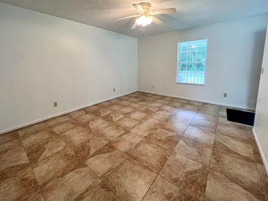 For Rent: $1,300 (2 beds, 1 baths, 900 Square Feet)