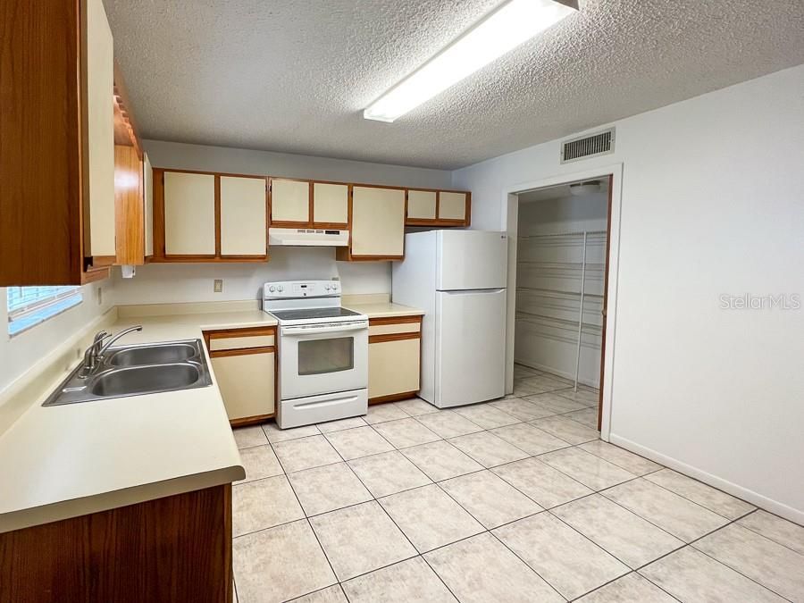 For Rent: $1,300 (2 beds, 1 baths, 900 Square Feet)