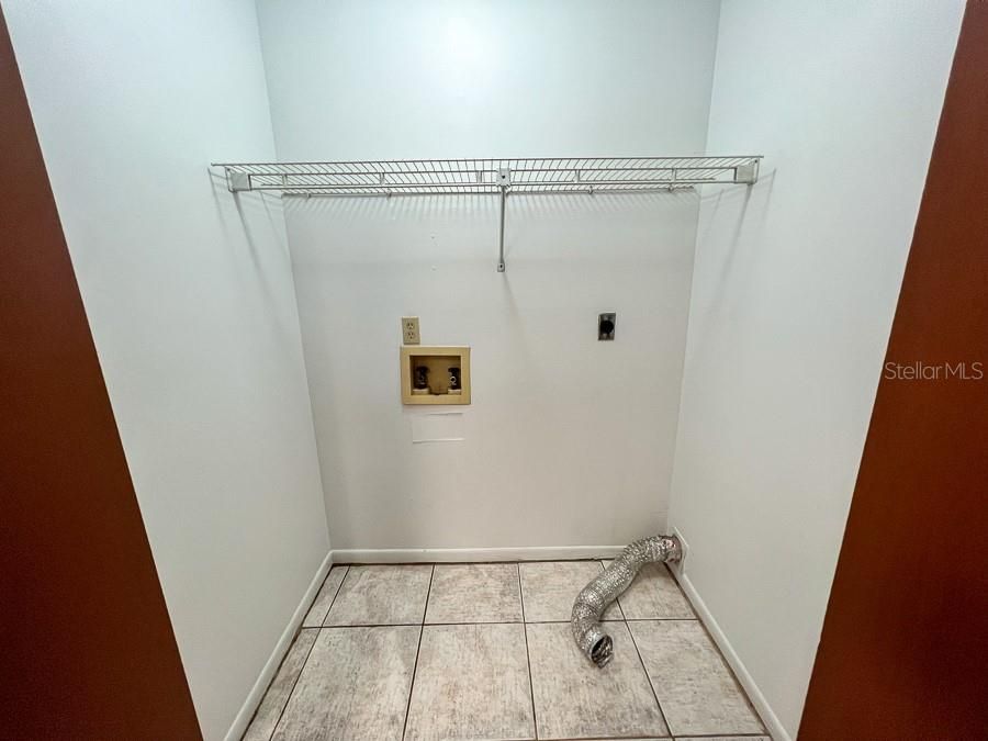 For Rent: $1,300 (2 beds, 1 baths, 900 Square Feet)