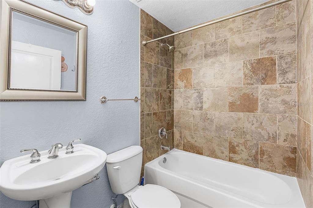 Activo con contrato: $299,900 (3 camas, 2 baños, 1225 Pies cuadrados)