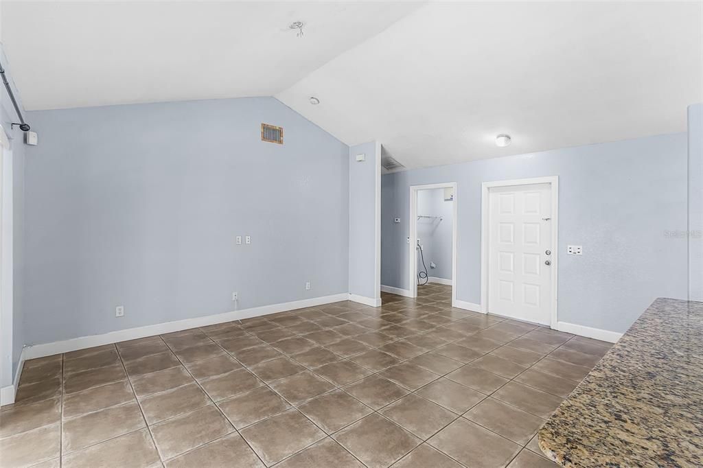 Activo con contrato: $299,900 (3 camas, 2 baños, 1225 Pies cuadrados)