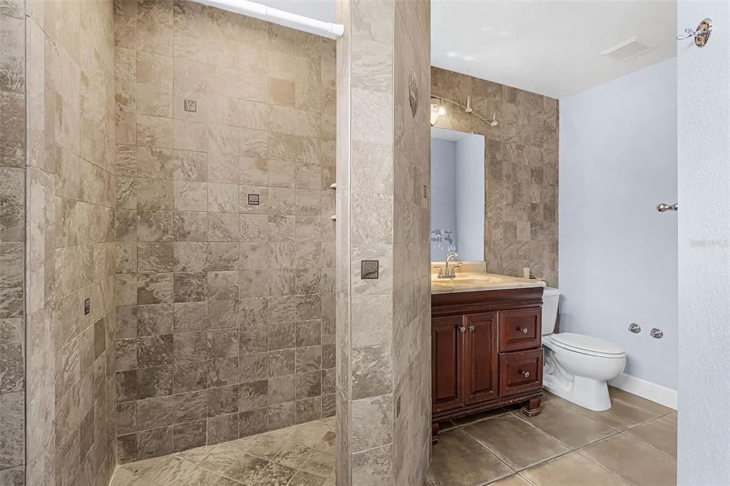 Activo con contrato: $299,900 (3 camas, 2 baños, 1225 Pies cuadrados)